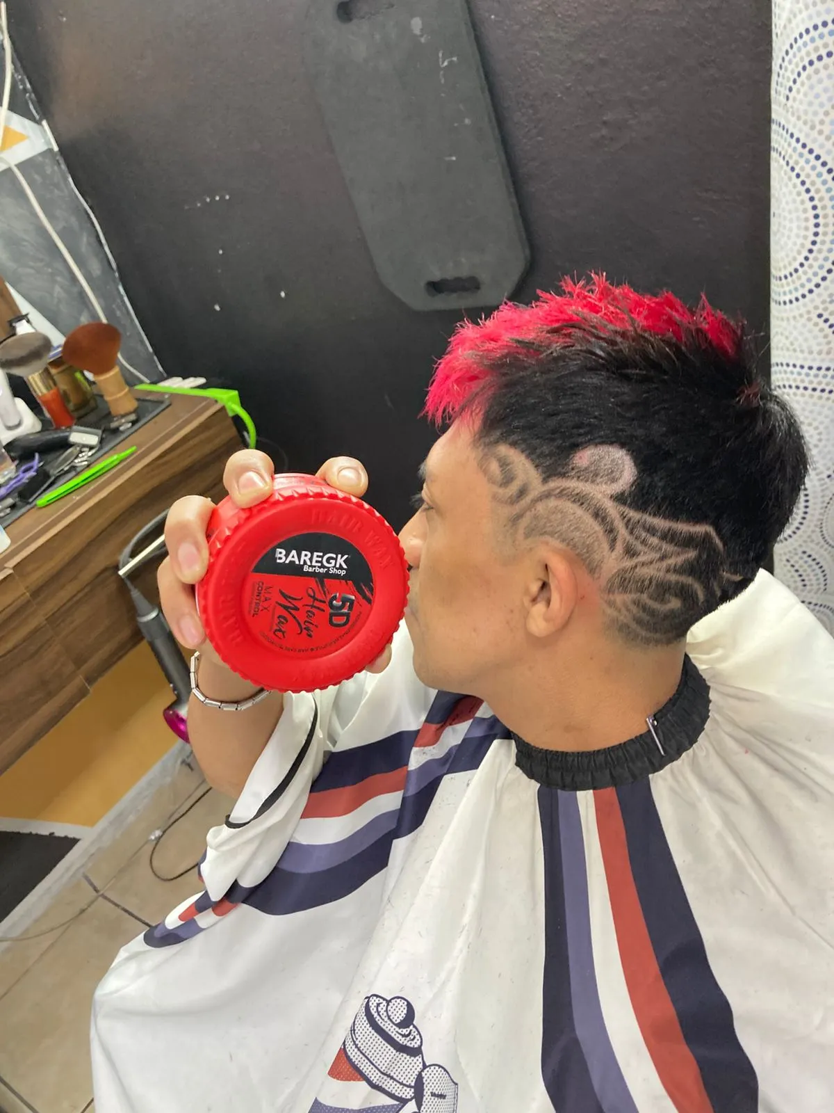 Corte con color rosa y diseño — The OneBarber Shop
