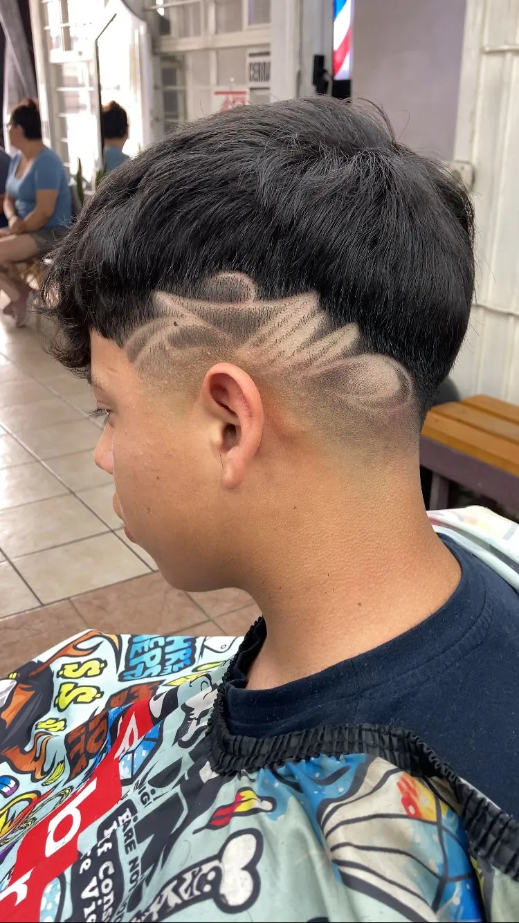 Corte con diseño detallado — The OneBarber Shop